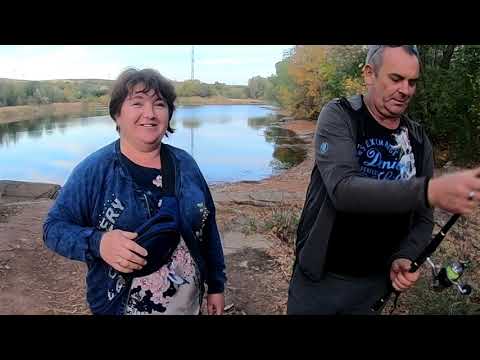 Видео: УЧУ ЖЕНУ РЫБАЧИТЬ!  ЩУКА БЕРЕГИСЬ!!!