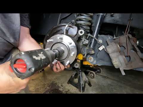 Видео: Замена переднего ступичного подшипника (2017 Ram 3500 Dually)