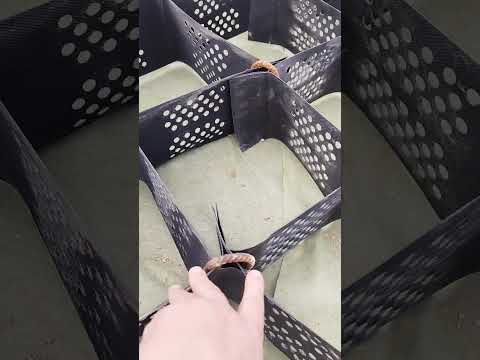 Видео: Благоустройство. Устройство откосов георешетки щебня