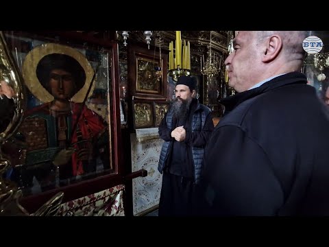 Видео: Игуменът на Зографския манастир показа на българската делегация чудотворните икона на свети Георги