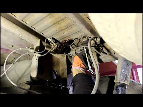 Видео: Сгнили задние тормозные трубки на Ford Ranger 2,5 TURBO Форд Рейнджер 2007 года