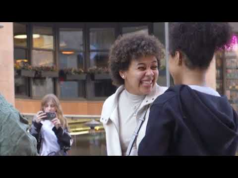 Видео: Русский БЕЗДОМНЫЙ спел ТЕМНОКОЖИМ ДЕВЧОНКАМ народную песню