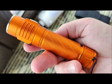 Видео: Обзор фонаря Convoy S21E - простой и недорогой флудерный свет от Nichia 519A 2700K (R9080)