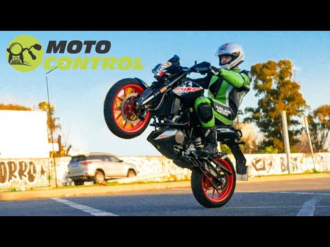 Видео: Супер-обзор KTM Duke 200 (и сравнение с 390м) 😎