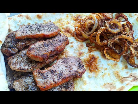 Видео: Свинина в жиру с луковыми кольцами, СОЧНО и ВКУСНО.