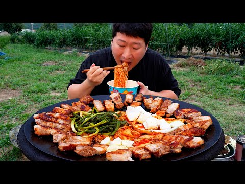 Видео: 🥩Жареный самгёпсаль!! Корейское барбекю с острой лапшой - шоу Mukbang eating show