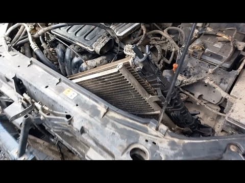 Видео: Замена радиатора охалдея на Mazda3.