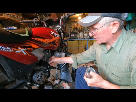 Видео: Индийский мотоцикл TVS 150X. Обзор Андрея Виноградова. Часть 24. Замена масла, очистка центрифуги.