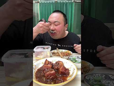 Видео: тушеная свинина