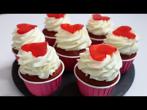 Видео: Капкейки с сердечками на ДЕНЬ ВЛЮБЛЁННЫХ | капкейки Красный бархат с вишней