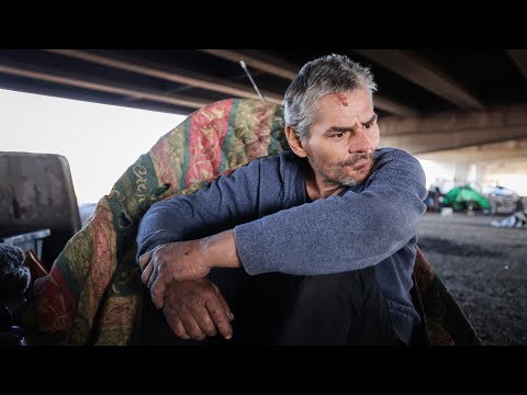 Видео: Новый путь домой: в Далласе нашли новый подход к решению проблемы лагерей для бездомных