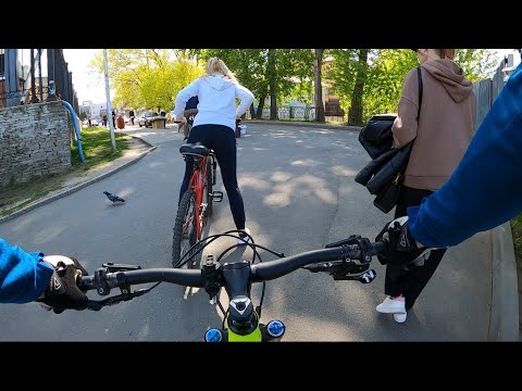 Видео: 🚴ГОЛУБЬ чуть не СБИЛ велосипедистку! ВЕЛОПОКАТУШКА #1