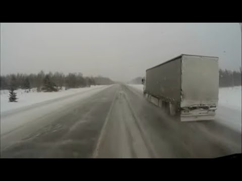 Видео: Как простой дальнобойщик едет по снегу.