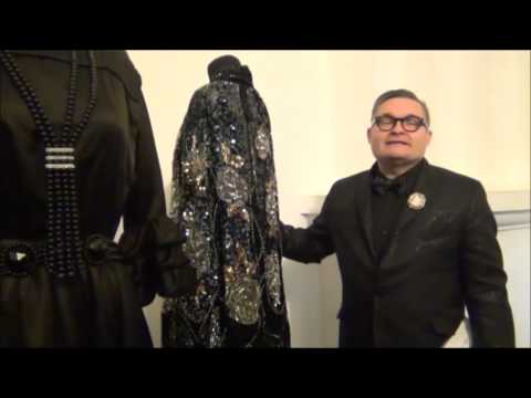 Видео: А.Васильев представил выставку "Приглашение на бал"
