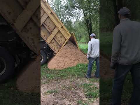 Видео: МАЗ выгружает песок