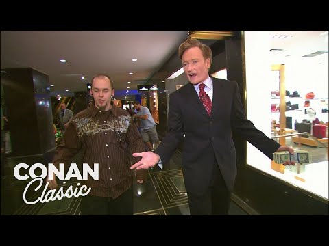 Видео: Конан потратил 400 долларов в Рокфеллер-центре | Поздняя ночь с Конаном О’Брайеном