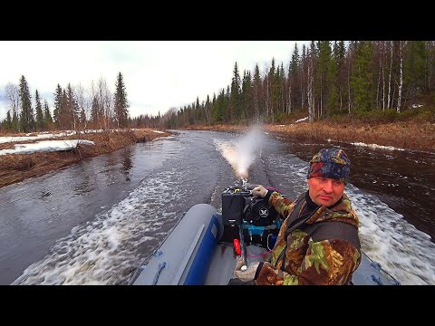 Видео: Мотовесло в деле! Ищем рыбные места. Сплавляемся по таёжной речке.