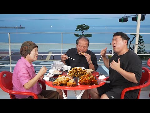 Видео: [Эпизод 3] едим курицу, приготовленную по заказу, прямо на пляже!! [Хынсинсо]