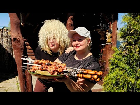 Видео: Среда это маленькая пятница и мы С ПОДРУЖКАМИ РЕШИЛИ ПОЕХАТЬ В БАНЮ! Жарим шашлыки, купаемся в чане.