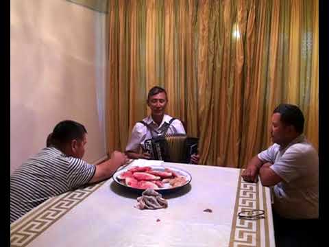 Видео: Батырхан Нұрымбет өз әндерін баянмен орындауда