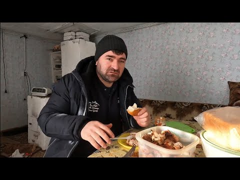 Видео: На даче работа  началась/ Заполняем теплицу снегом/ Жарим грибочки на мангале/.