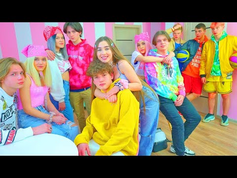 Видео: Дошли су нови дечаци у Дијанину школу! | Навијачице имају нове дечаке!