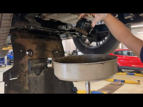 Видео: Geely Atlas Pro, сезон 19, первое ТО после 10000 км, сколько масла и какое заливаем в двигатель?