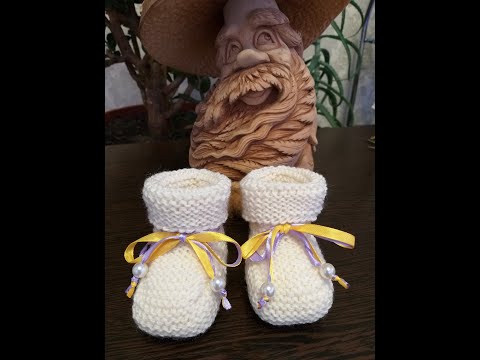Видео: Пинетки для новорожденного без швов. Простой способ . Вязание спицами.