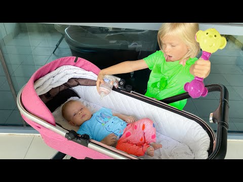 Видео: СОФИЯ КАК МАМА ДЛЯ МАЛЕНЬКОЙ СЕСТРЫ. СОФУНЬЯ ШАЛУНЬЯ