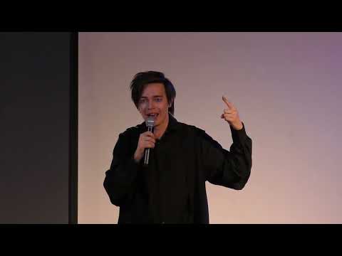 Видео: «Безумный, но счастливый» (мюзикл «Алиса и Страна чудес») — Александр Казьмин