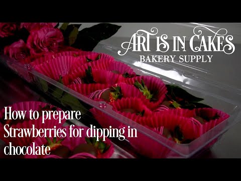 Видео: Как подготовить клубнику перед погружением в шоколад