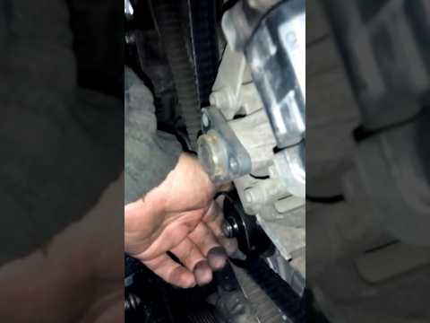 Видео: Сразу Минус Помпа на V6 #помпа #натяжкаремня #грмауди #помпаауди #ременьгрм #натяжнойролик #двсауди