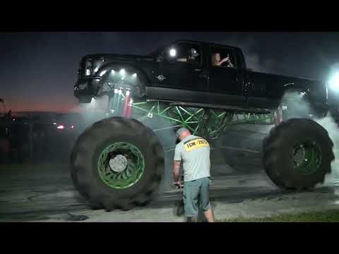 Видео: Монстертраки перетягування канату off-road 4x4