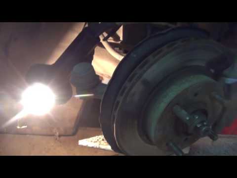 Видео: Mitsubishi Carisma - как поменять шаровую.