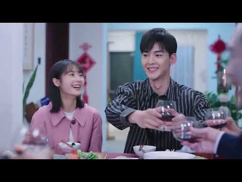 Видео: Босс забирает Золушку домой на Новый год. И вся семья ею довольна.