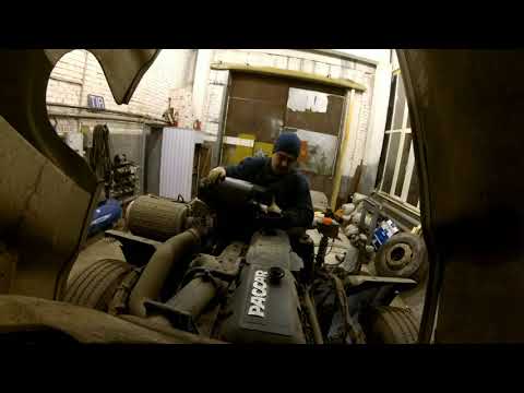 Видео: Замена Моторного Масла в двигателе на грузовике DAF XF 105 #11