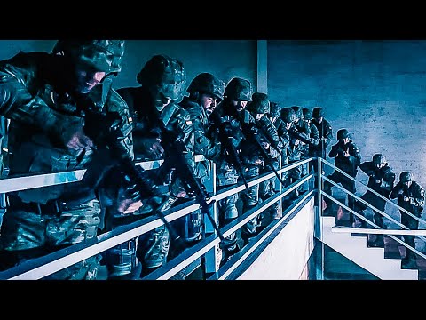 Видео: Даже такая армия не может остановить одного человека