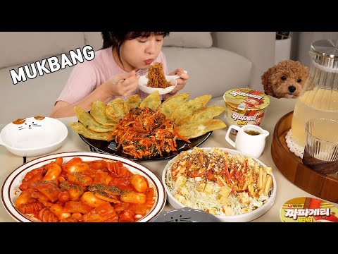 Видео: Кулинарный мукбанг :) Jjapagetti, улитки и овощные пельмени, томатные ттокбоки, яблочный салат