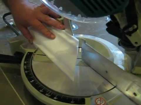 Видео: как резать потолочный плинтус(багет )торцовочной пилой