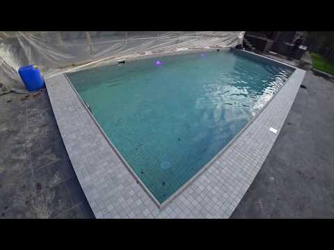 Видео: Строительство бассейна с противотоком на даче. Как работает противоток Jet Swim. Бесконечный бассейн