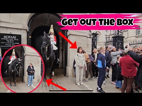 Видео: ВЫХОДИТЕ ИЗ КОРОБКИ! Великолепный охранник отчитал пару невежественных туристов, зашедших в будку...