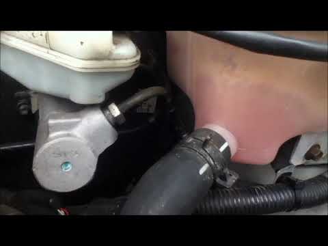 Видео: Jaguar X Type — замена расширительного бачка