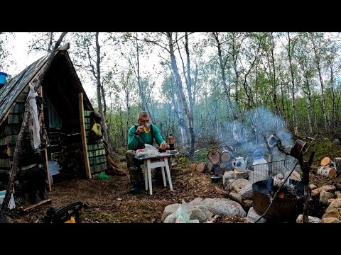 Видео: УЮТНАЯ МИНИ - ИЗБУШКА РАДУЕТ, УХА ИЗ ЛОСОСЯ,ПОХОД В ТУНДРУ, РЫБА ЛОВИЛАСЬ..