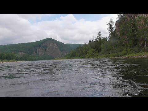 Видео: Открытие летней рыбалки на хариуса В верховья Уды на лодке