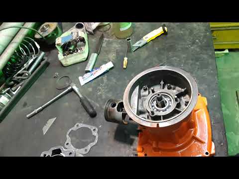 Видео: Востановление двигателя бензопилы Урал 2 1978 года.  Этап  сборка двигателя.