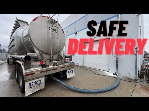 Видео: Как управлять полуприцепом-цистерной для перевозки сухих грузов — доставка муки