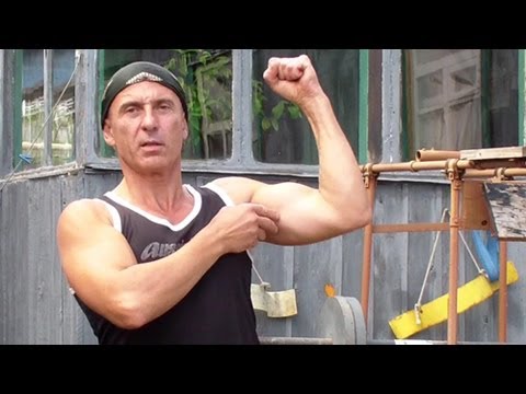 Видео: Как накачать бицепс гантелями