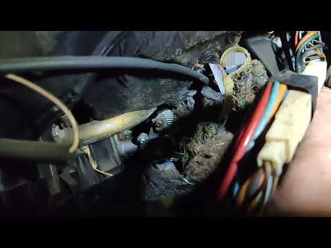 Видео: ВАЗ 2107 пошел дым с правой стороны салона