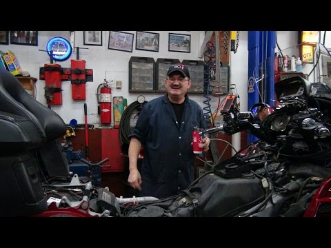 Видео: Замена воздушного фильтра Goldwing 2001-05