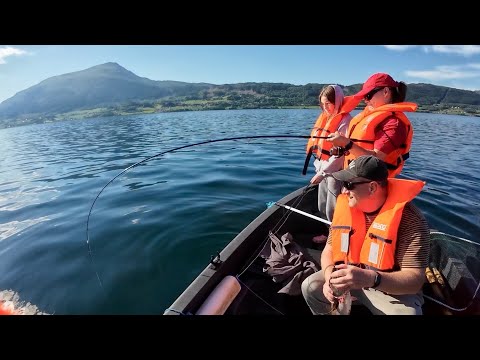 Видео: ТРОФЕЙ!!! НЕ МОЖЕТ ПОДНЯТЬ! Их первая рыбалка в Норвегии
